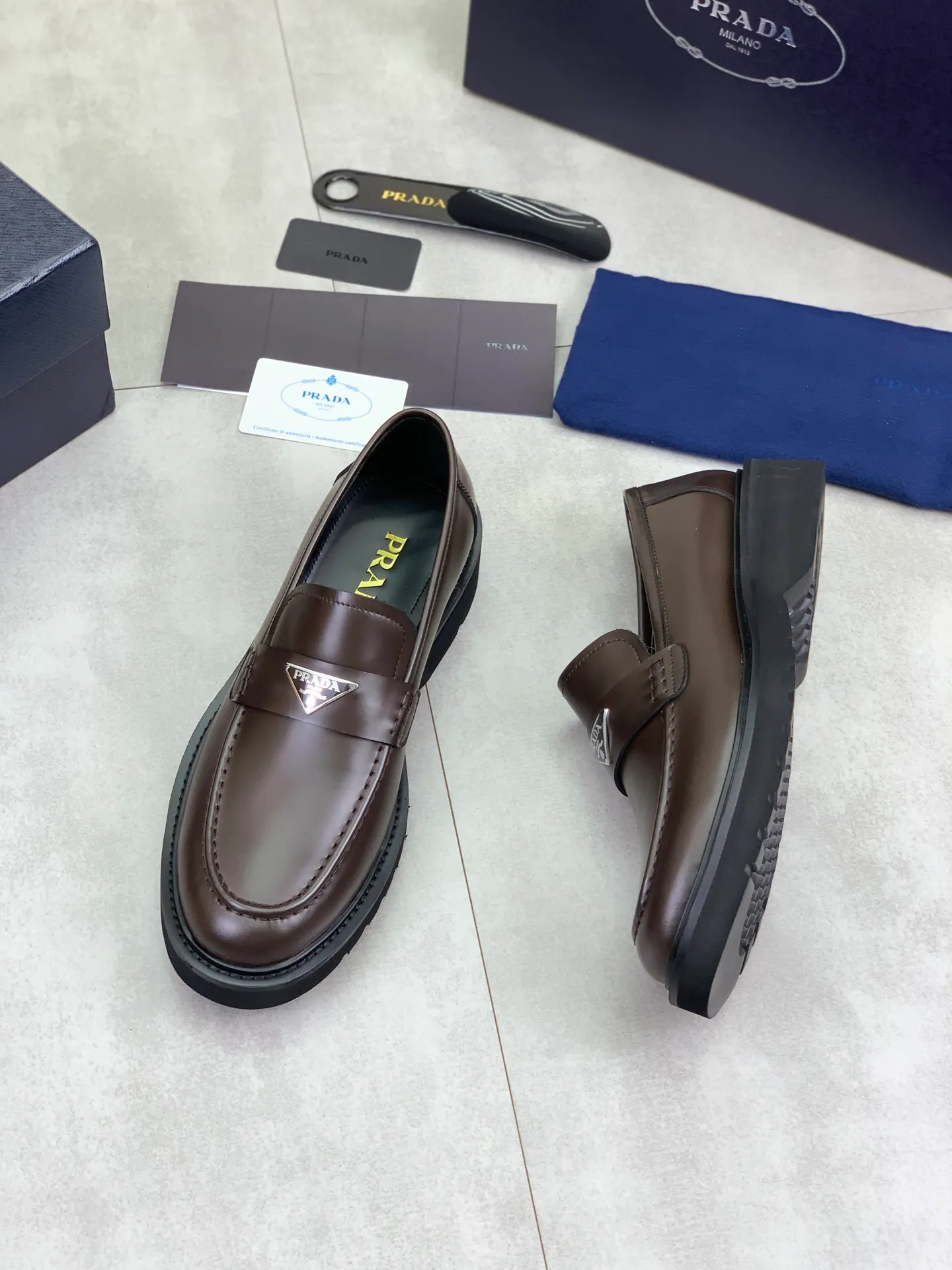 Factory price P880💰Original quality, top version🔱 ＰＲＡＤＡPrada. Men’s business casual leather shoes, top quality products. 1:1 shipment⬆️Luxurious and noble👞All imported original color-brushed edge beads, just to create a more comfortable wearing experience. Upper: Original comfortable open-edge bead rubbed color calfskin➕Top imported water-dyed full cow lining, original high-end lightweight and comfortable TPU foam combination bottom✔️Code number: 39-44 (38 45) 46 47 can be customized)